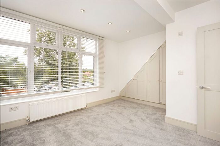 2 Bedroom Flat To Rent In Church Street, Weybridge, KT13