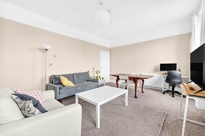 3 Bedroom Maisonette To Rent In Beatrice Road, Finsbury Park, London, N4