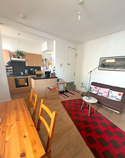 2 Bedroom Terraced House For Sale In Conway Place, Leeds, LS8