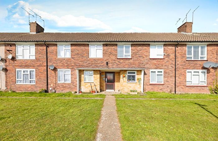 2 Bedroom Maisonette For Sale In Millbrook Road, Bushey, WD23