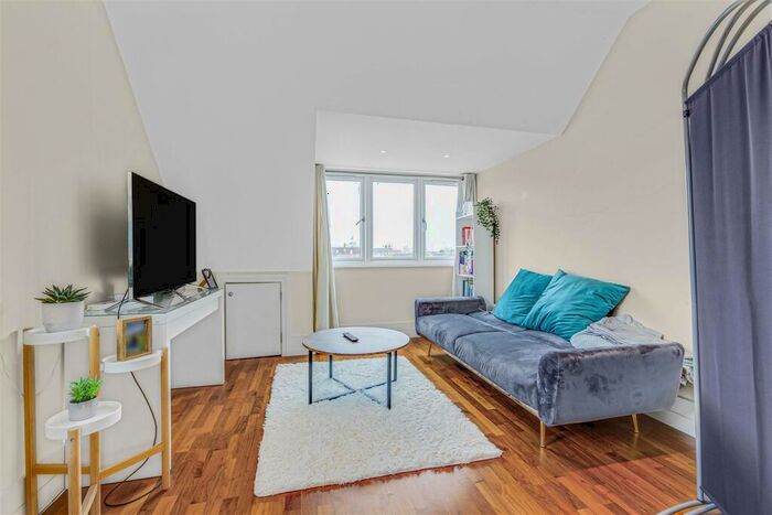 1 Bedroom Flat To Rent In Sheen Gate Gardens, East Sheen, SW14