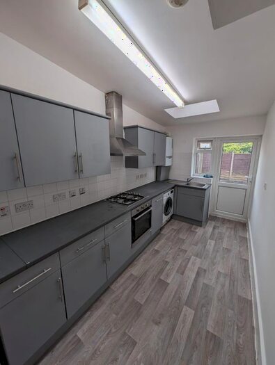 2 Bedroom Flat To Rent In Green Lanes, London, N8