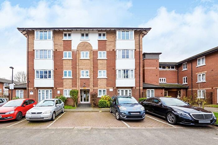 2 Bedroom Flat For Sale In Beechwood Grove, Acton, W3