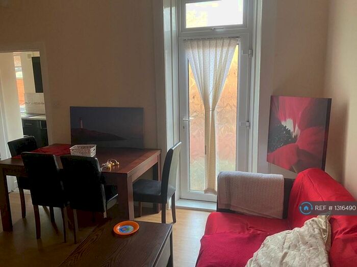 3 Bedroom Flat To Rent In King Street, Newmilns, KA16