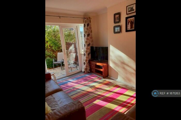 2 Bedroom Maisonette To Rent In Station Close, Brookmans Park, Hatfield, AL9