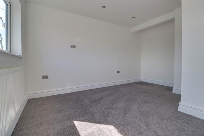 2 Bedroom Semi-Detached Bungalow For Sale In Hengist Gardens, Wickford, SS11