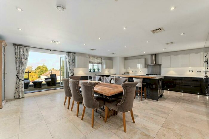 4 Bedroom Penthouse To Rent In Regency Apartments, Manor Road, Chigwell, IG7