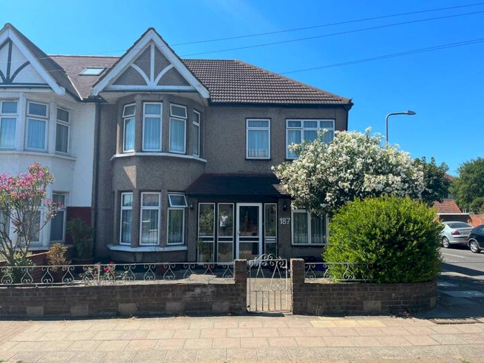 5 Bedroom SemiDetached House For Sale In Beehive Lane, Ilford, Essex, IG4