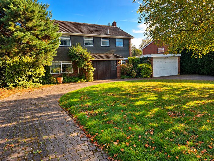 4 Bedroom Detached House For Sale In Manor Lane, Maidenhead, SL6