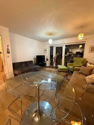 2 Bedroom Flat To Rent In Clapham Road, London, SW9