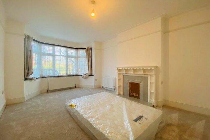 4 Bedroom Flat To Rent In Avenue Road, London, N14