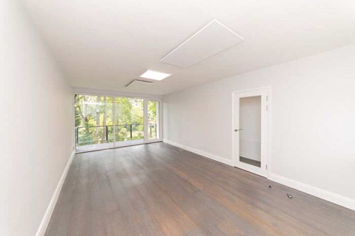 2 Bedroom Flat For Sale In Southwood Lawn Road, Highgate, N6