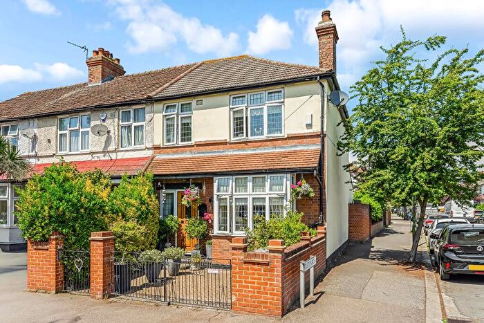 3 Bedroom House For Sale In Frankland Road, Chingford, E4
