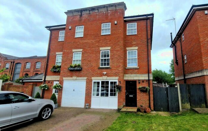 4 Bedroom Semi-Detached House For Sale In Fusilier Way, Weedon, Northamptonshire, NN7