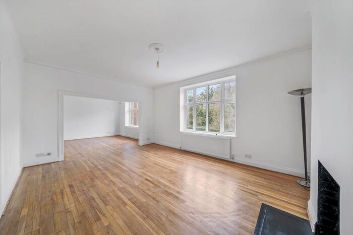 3 Bedroom Flat To Rent In Ross Court, London, SW15