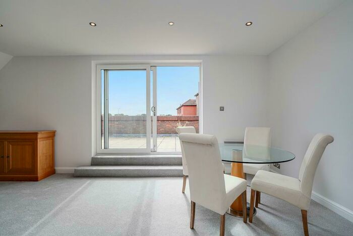 2 Bedroom Flat To Rent In Cobham Gate, Freelands Road, KT11