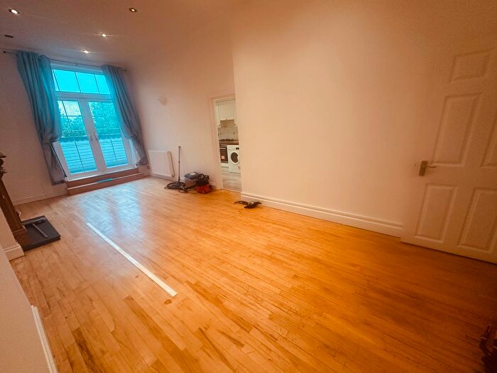 3 Bedroom Flat To Rent In Friern Park, London, N12