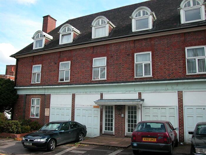 3 Bedroom Apartment To Rent In Lodge Road, Hendon, London, NW4