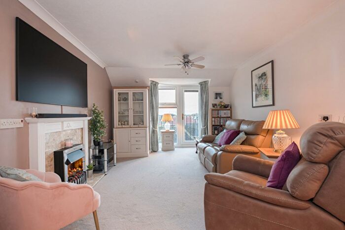 1 Bedroom Flat For Sale In Tulip Court, Horsham, RH12