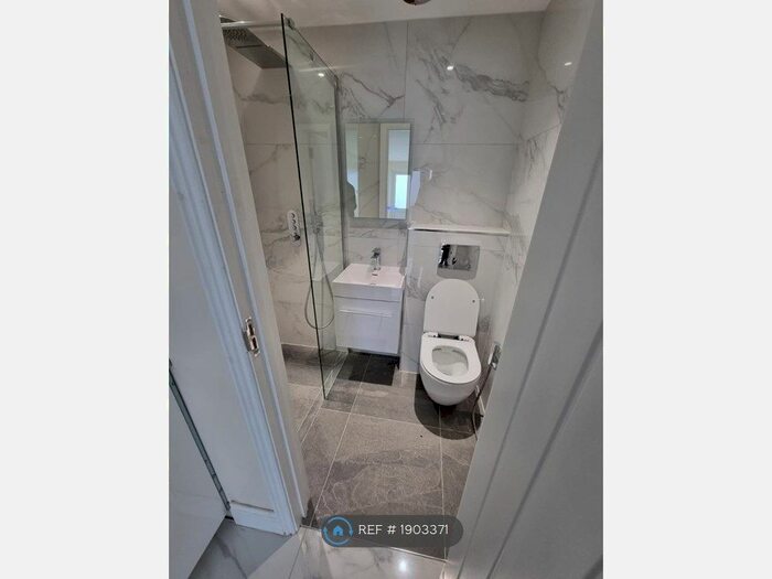 Studio To Rent In Great North Way, London, NW4