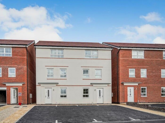 3 Bedroom Semi-Detached House To Rent In Hillcrest Road, Nuneaton, Warwickshire, CV10