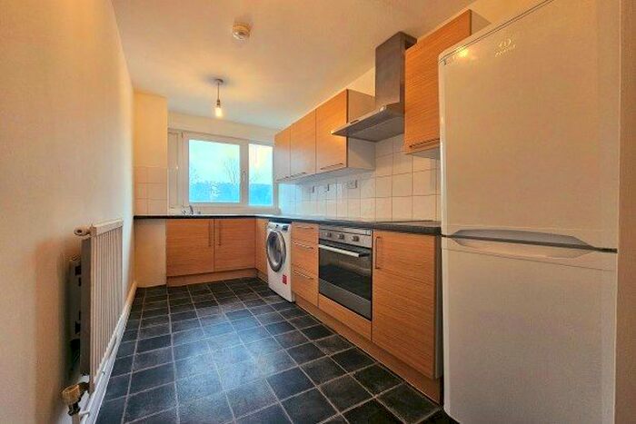 2 Bedroom Flat To Rent In Fair Acres, Bromley, BR2