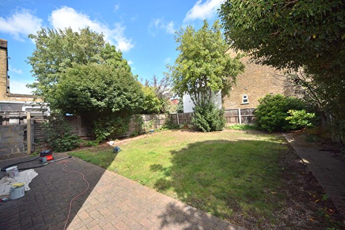 3 Bedroom Flat To Rent In The Drive, Ilford, IG1