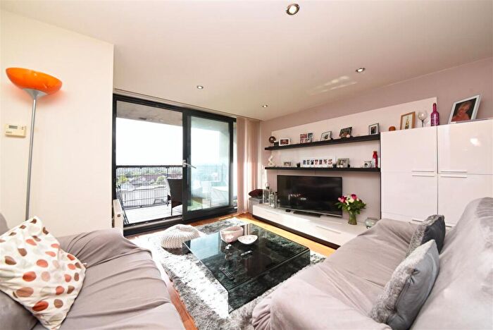 2 Bedroom Flat To Rent In Kingsway, N12