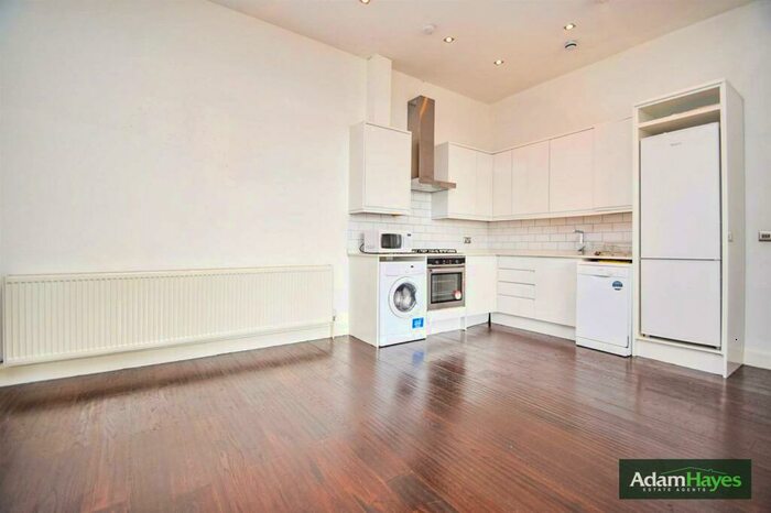 4 Bedroom Penthouse To Rent In Ballards Lane, North Finchley, N12