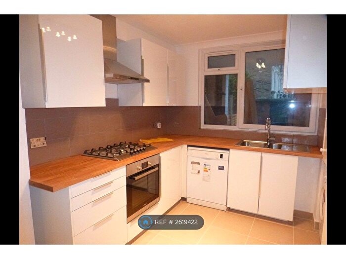3 Bedroom Maisonette To Rent In Forsyth Gardens, London, SE17