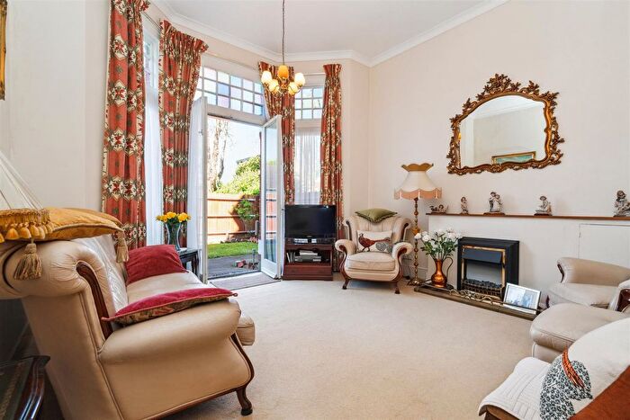 2 Bedroom Flat For Sale In Leigham Court Road, Streatham Common, SW16