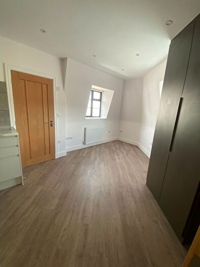 Studio To Rent In High Road, London, N22