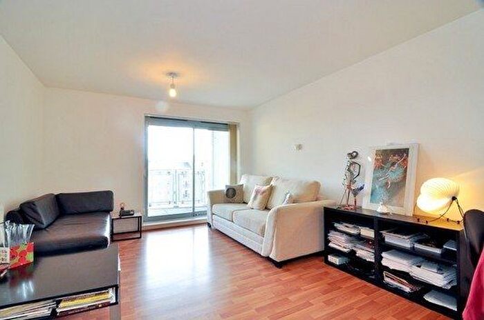2 Bedroom Flat For Sale In Explorers Court, Virginia Quay, Newport Avenue, Canary Wharf, E14