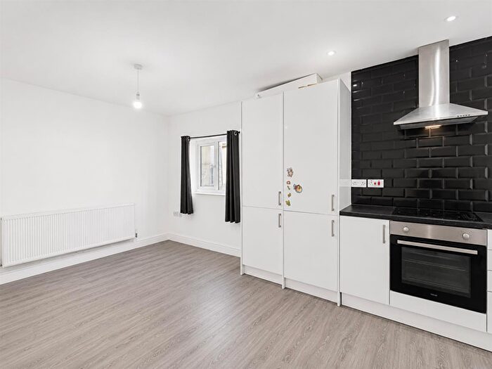 2 Bedroom Flat To Rent In Albany Road, Roath, Cardiff, CF24