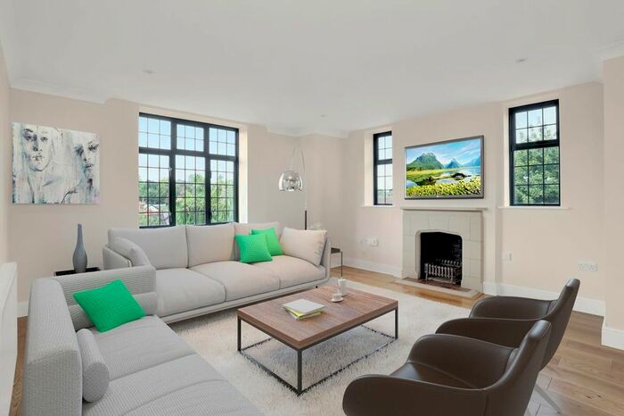 2 Bedroom Flat To Rent In Queens Close, Lammas Lane, KT10