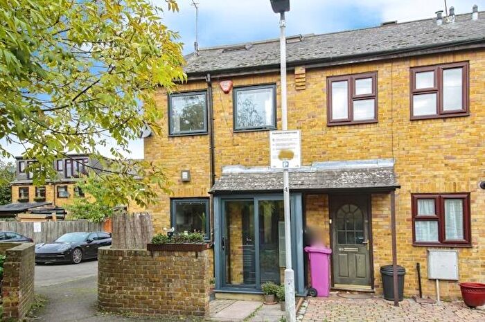 3 Bedroom End Of Terrace House To Rent In Woodseer Street, London, E1