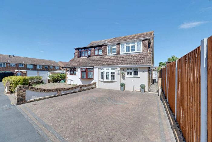 3 Bedroom Semi-Detached House For Sale In Durrants Close, Rainham, RM13