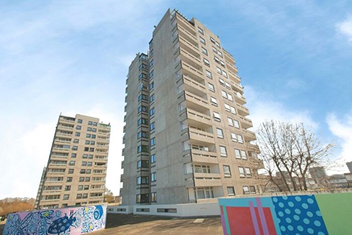 3 Bedroom Flat For Sale In Hartslock Drive, London, SE2