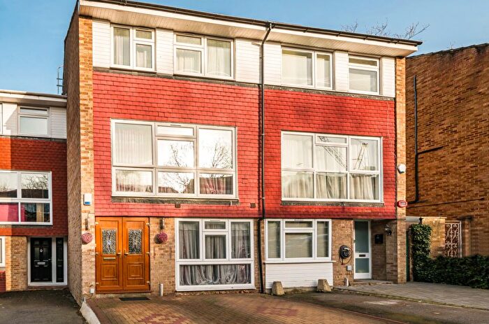 5 Bedroom Terraced House For Sale In Lanark Close, Ealing, W5