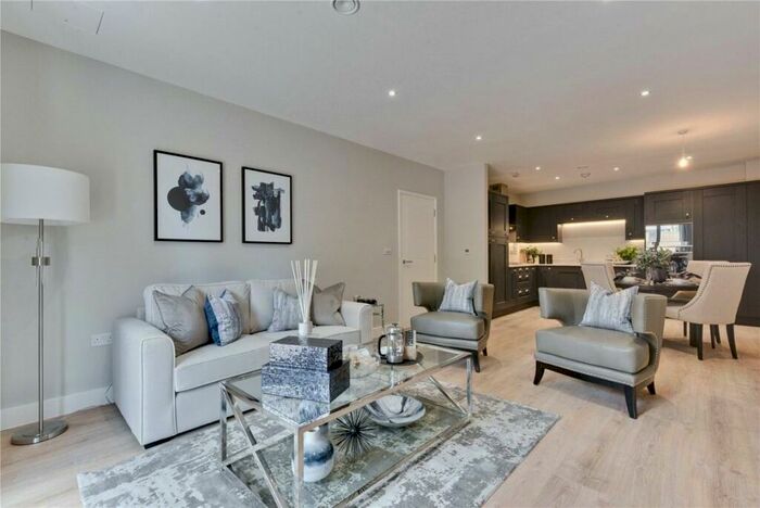 2 Bedroom Flat To Rent In Queens Road, Weybridge, KT13