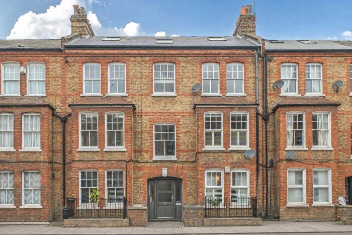 2 Bedroom Flat For Sale In Queenstown Road, Battersea, London, SW8