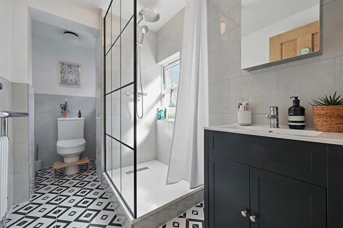 1 Bedroom Flat For Sale In Meadow Road, Loughton, IG10