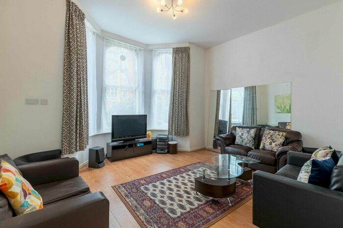 3 Bedroom Flat To Rent In Redcliffe Gardens, Chelsea, SW10