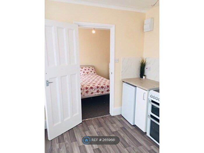 Studio To Rent In Grenoble Gardens, London, N13