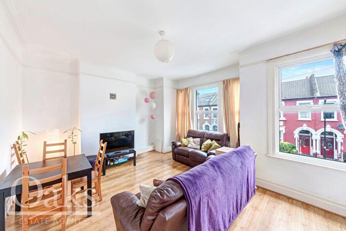3 Bedroom Flat To Rent In Norfolk House Road, London, SW16