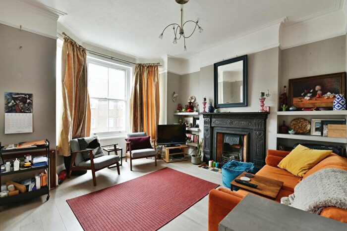 2 Bedroom Flat To Rent In Latchmere Road, London, SW11
