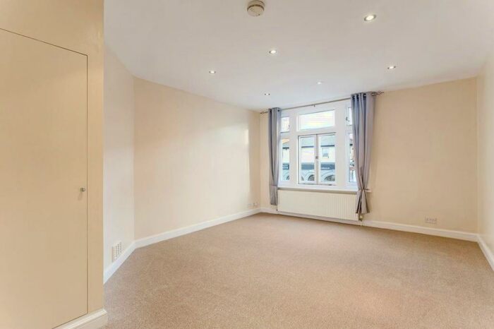 Flat To Rent In Ewell Road, Surbiton, KT6