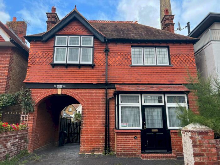 2 Bedroom Flat To Rent In West Cliff Road, Broadstairs, Kent, CT10