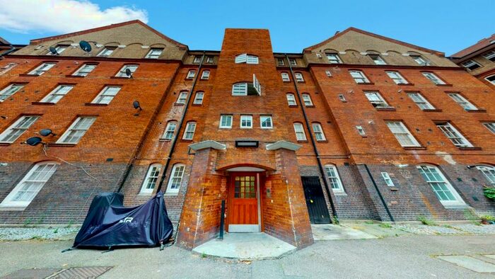3 Bedroom Apartment To Rent In Hedsor House, Ligonier Street, Shoreditch, E2