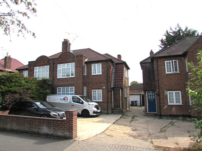 2 Bedroom Maisonette To Rent In Woodcock Hill, Harrow, Middlesex, HA3